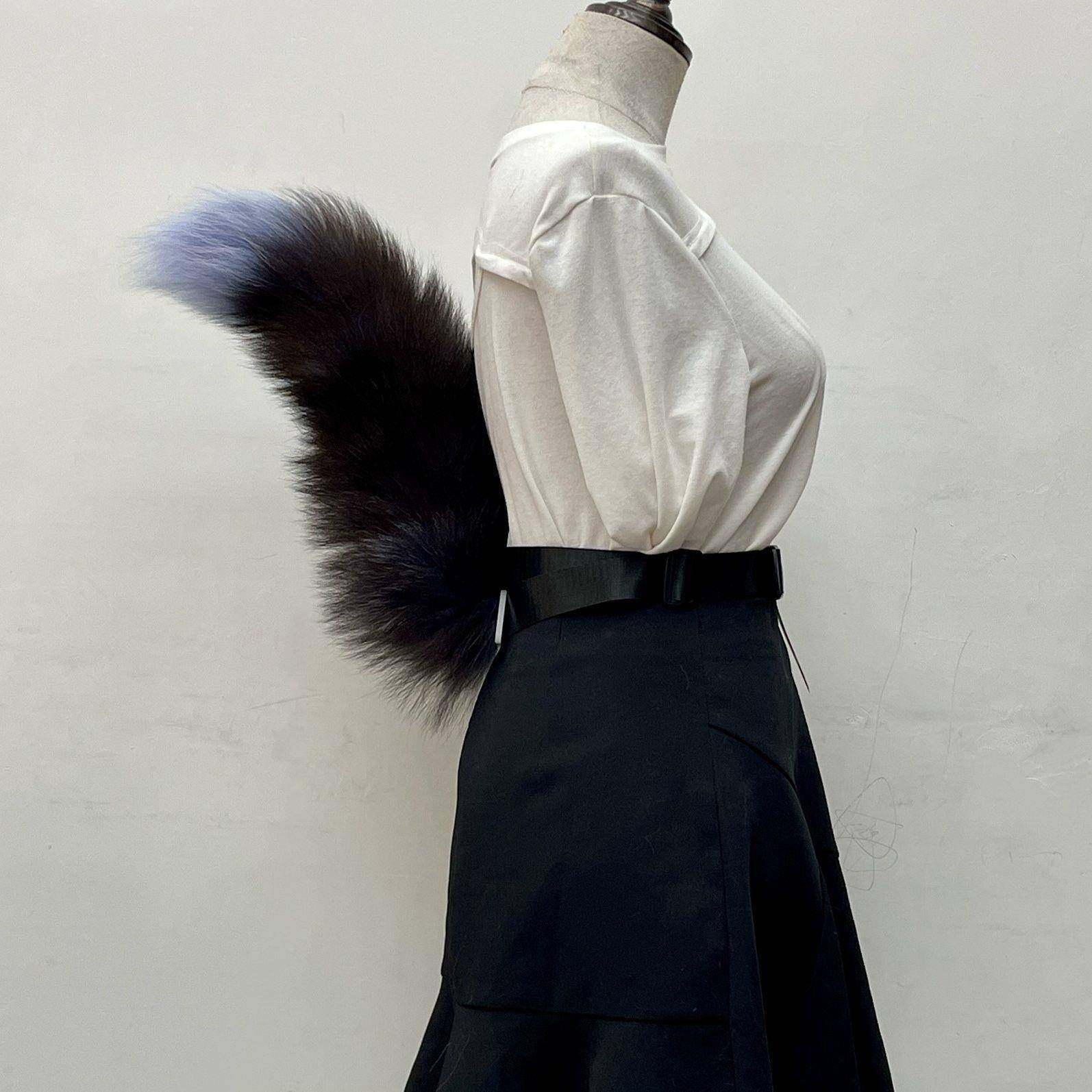 可爱的金发女人在黑色爬衣摆在sunn 的城市——图库图片© vika-pavlyuk #194804524, image size:1594x1594