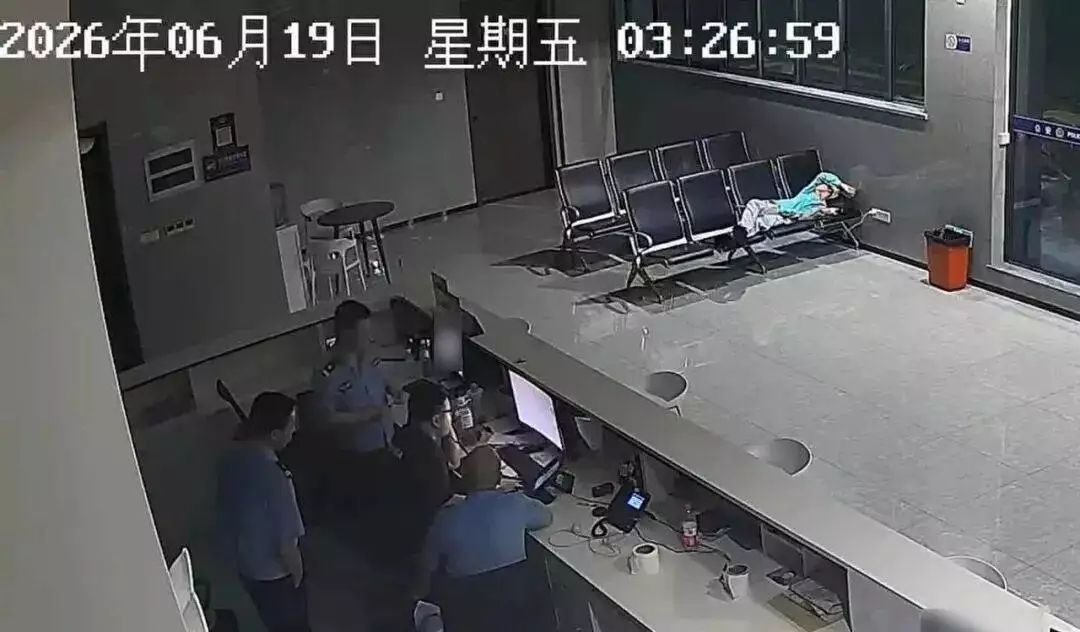 单亲妈妈凌晨雨中送外卖,3岁儿子被雷声惊醒后独自出门寻母走失,保安发现后报警