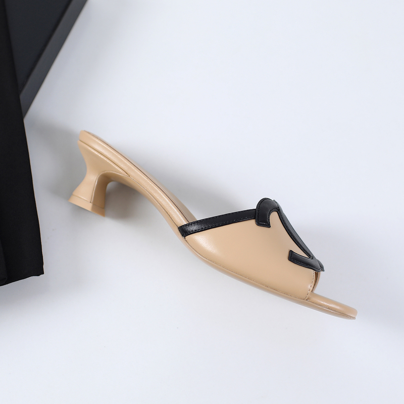Made in Guangdong! 2026 Chanel-Style Hollow Cat-Heeled Sheepskin Slip-On Sandals for Women, Summer Outdoor Flat Sandals Made in Guangdong! 2026 Chanel-Style Hollow Cat-Heeled Sheepskin Slip-On Sandals for Women, Summer Outdoor Flat Sandals