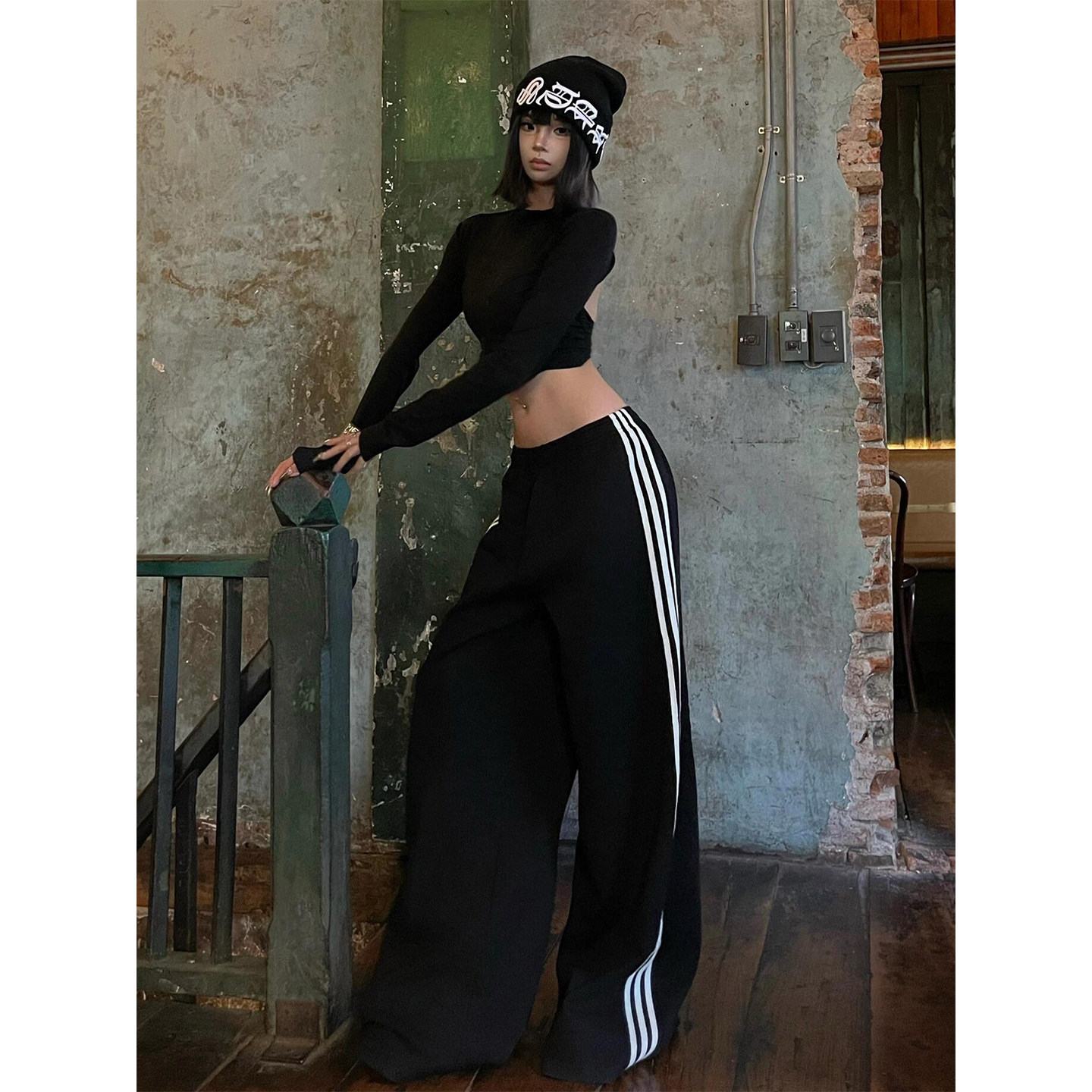 American-style black sweatpants for women, early autumn new style, three stripes, low-rise, straight-leg, casual, sexy wide-leg pants.