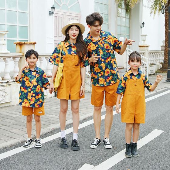 
Hong Kong style retro style new style parent-child outfit family three or four summer travel short-sleeved floral shirt overalls suit trendy