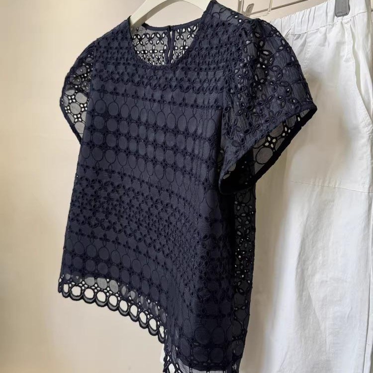 ヨーロッパの商品2025新しいスタイルの今年の人気の女性の夏のレースの透かしのシャツ半袖トップスハイエンドのトレンド