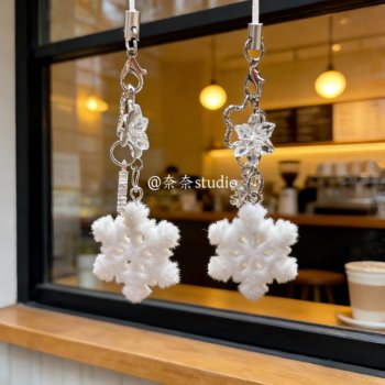 Snowflake Winter Pendant Keychain Bag Accessory Student Gift Niche Couple Phone Chain Keychain