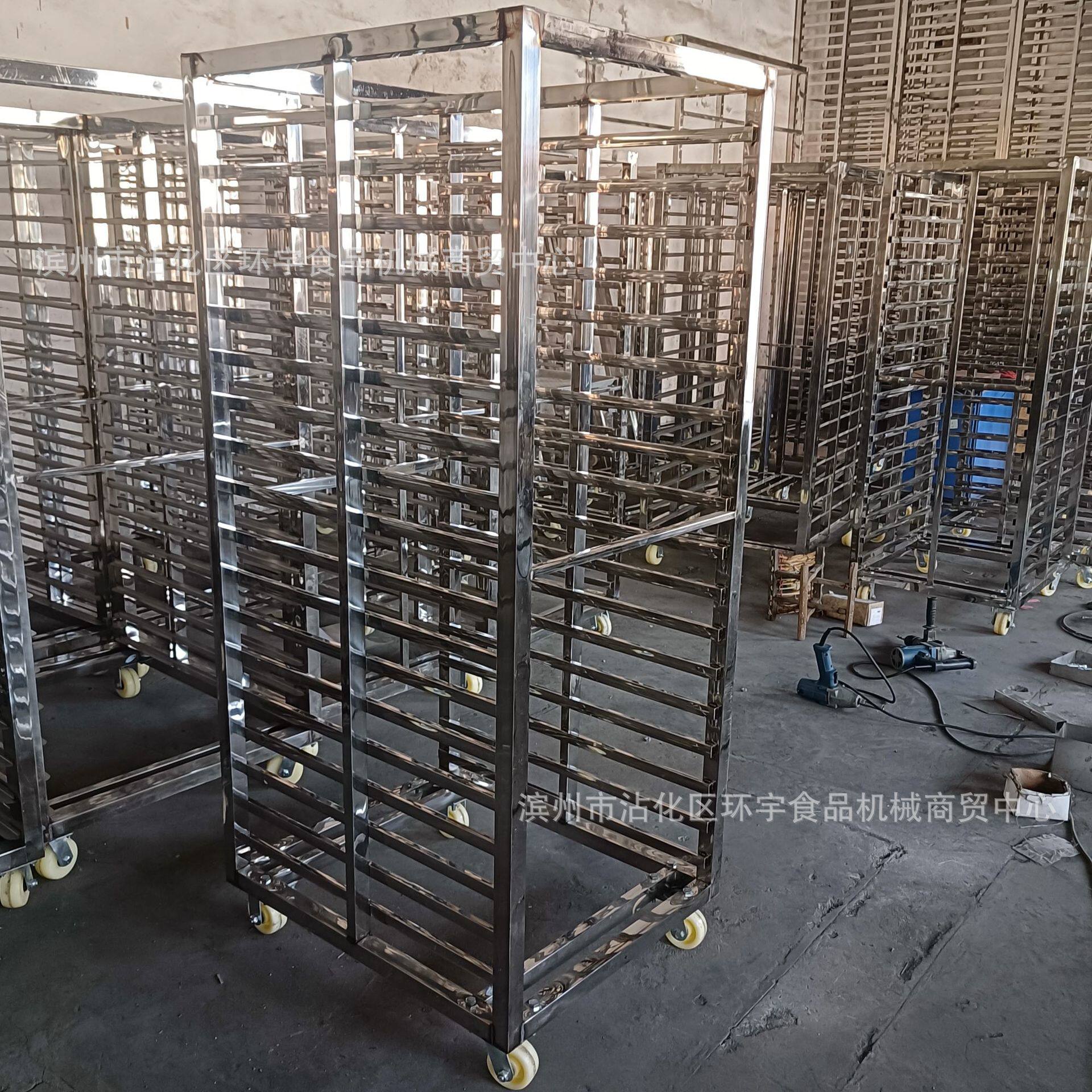 2026年铝合金烤盘架子车怎么选？为什么封闭式+可拆卸隔层成商用烘焙台车新标配？
