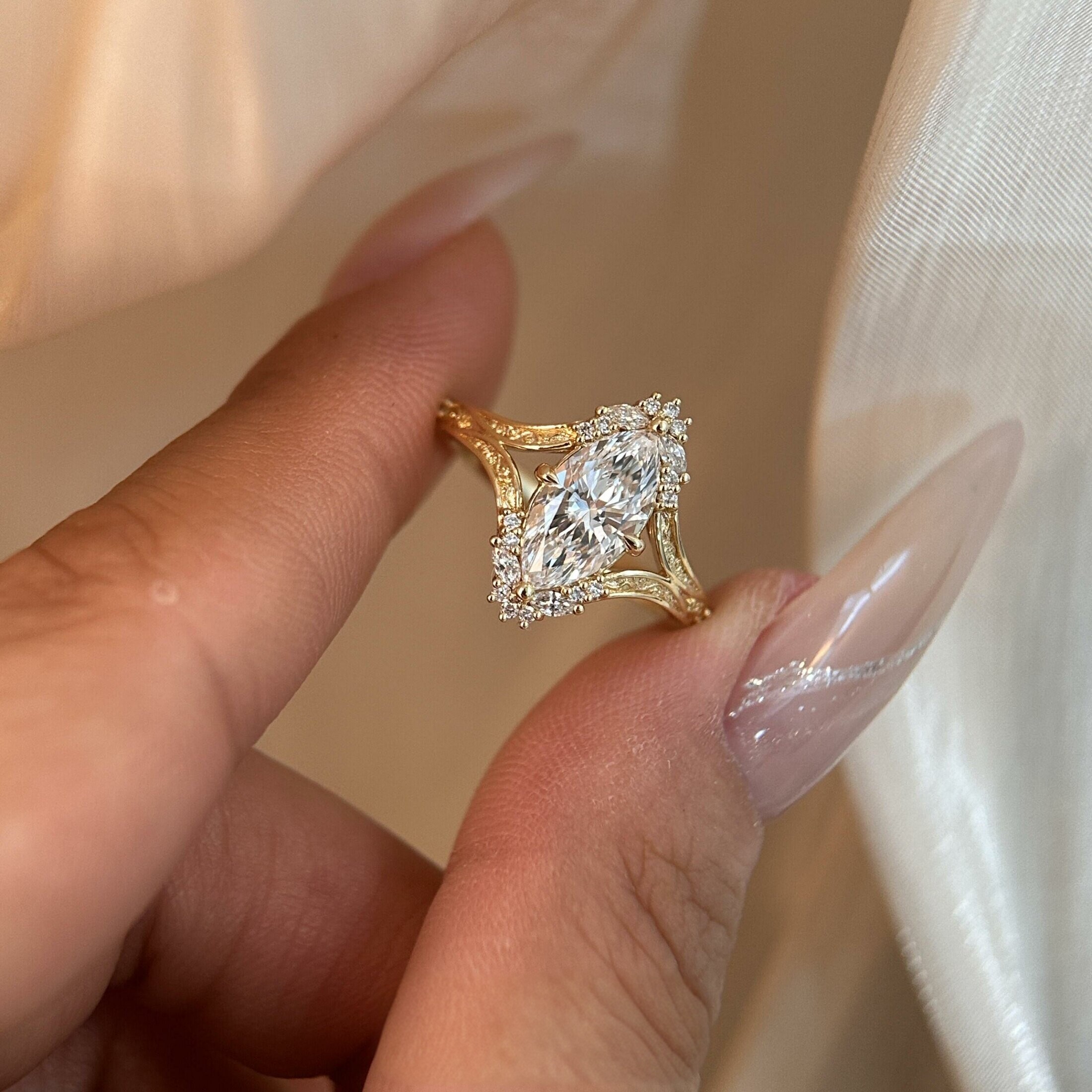 Retro gold imitation zircon ring for women with niche design