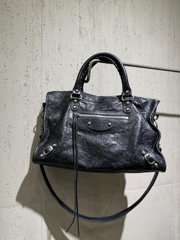 Paris's New Star's Same Style Women's Bag Motorcycle Bag Cool Sexy Retro Rivet Bag Oil Wax Leather Hand-Held Crossbody Bag