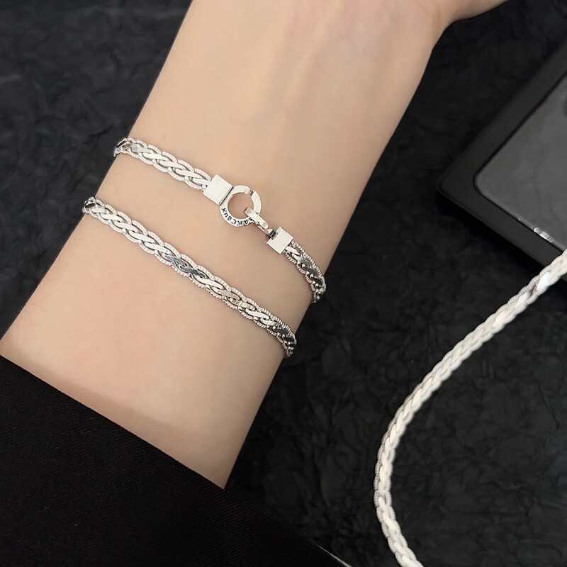 The Korean Version of the Bracelet from the Series "Liu Li Dao (Glass Island) Features a Unique Snake Bone Weaving Design with an Elegant Lace Trim and a Fashionable, Versatile Style
