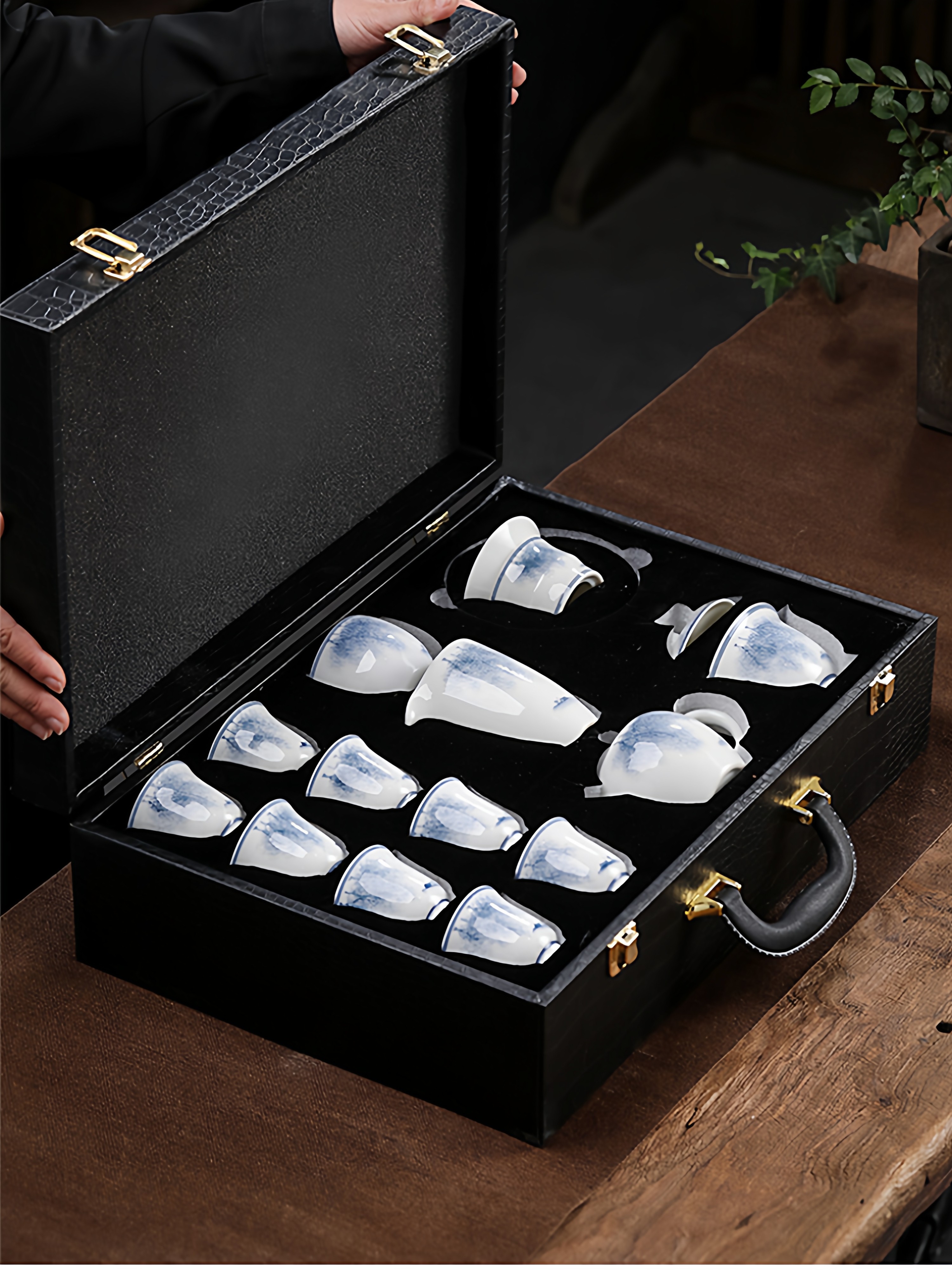 Light Luxury High-End Hand-Painted Blue and White Porcelain Tea Set for Home, Office, and Entertaining Guests, Teapot with Jade Lid, Gift Set