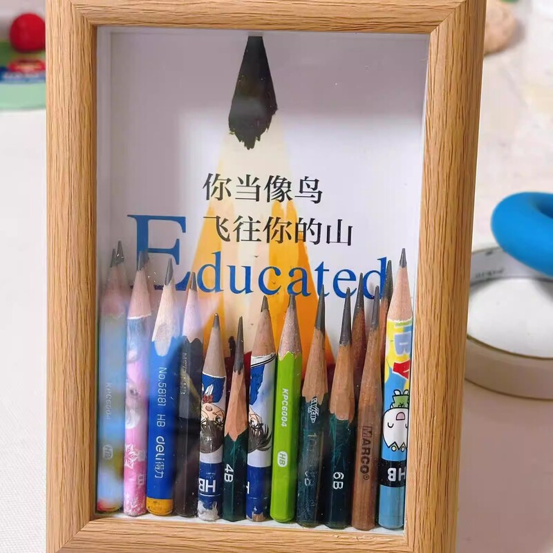 Pencil-tip keepsake DIY hollow photo frame display stand — creative commemorative frame for training achievements and art students' exam blessings. Pencil-tip keepsake DIY hollow photo frame display stand — creative commemorative frame for training achievements and art students' exam blessings.
