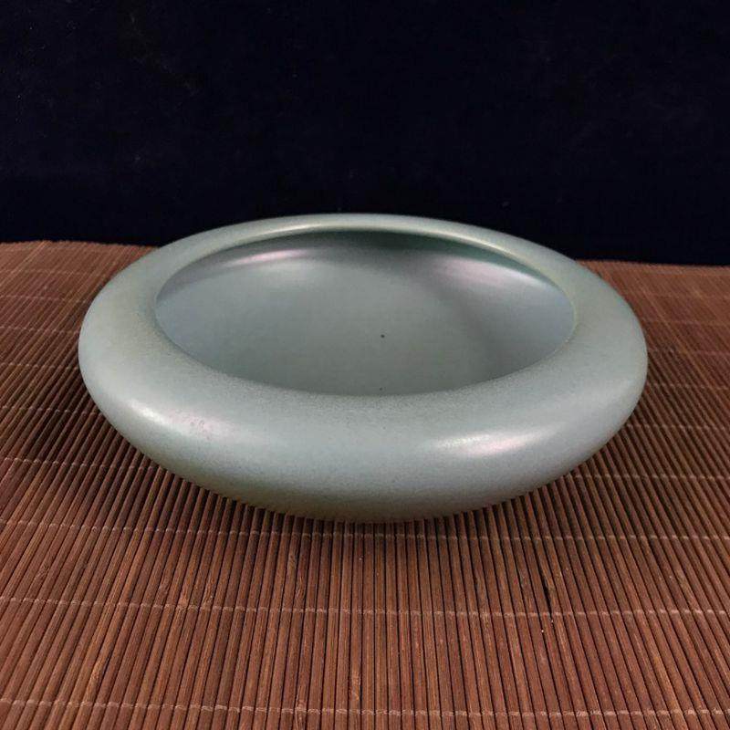 Antiques and miscellaneous retro crafts, old blue glaze pen wash, ashtray, home living room decorations