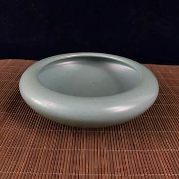 Antiques and miscellaneous retro crafts, old blue glaze pen wash, ashtray, home living room decorations