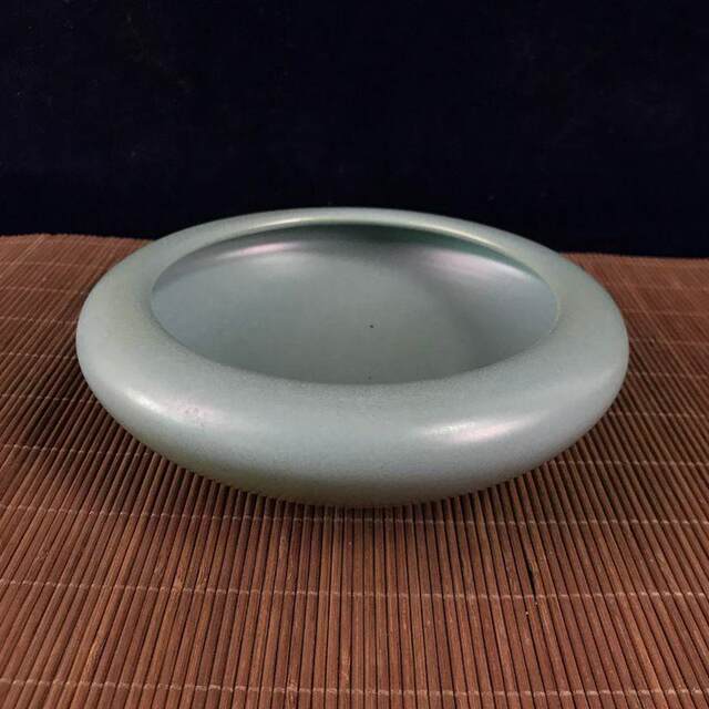 Antiques and miscellaneous retro crafts, old blue glaze pen wash, ashtray, home living room decorations