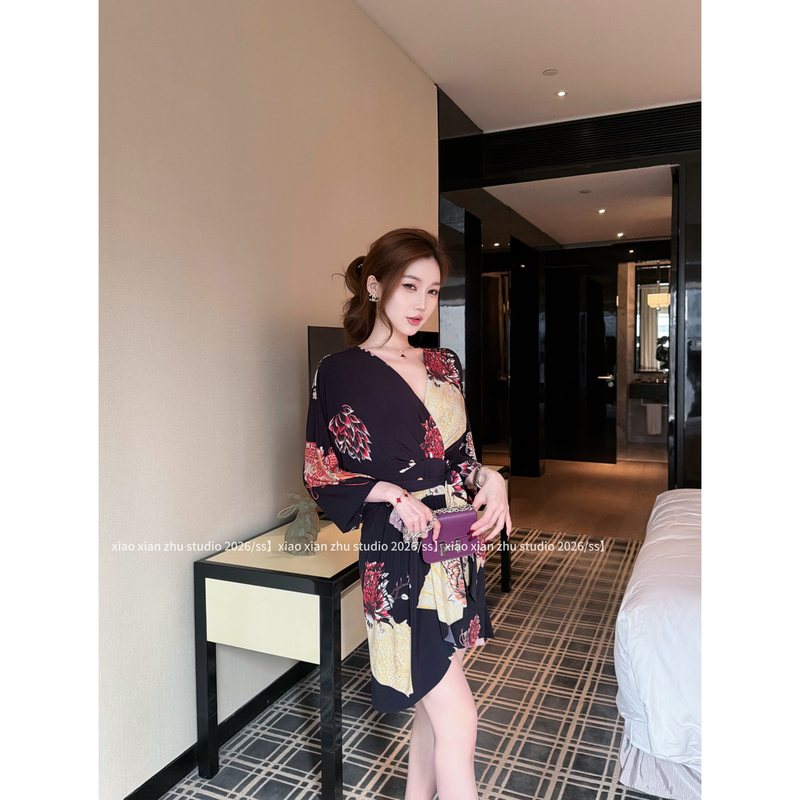 Xxzhu "Deadly Temptation" New Product with a Vintage Print Design and Stylish V-Neck Tie Dress 635