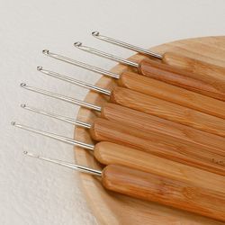대나무 손잡이 10 세트의 크로 셰 뜨개질 및 스토리지 박스 가제트 손으로 짜여진 원사 두꺼운 바늘 DIY 도구 후크 바늘