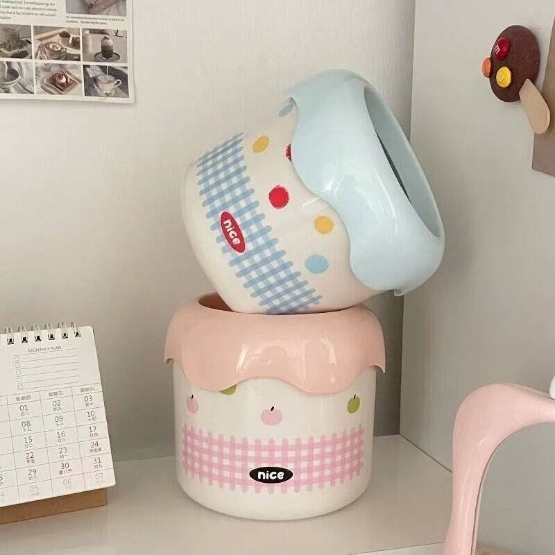 Cute Cream-Colored Small Desktop Trash Can with Lid, Storage Bin, Mini Car-Mounted Waste Paper Basket, Sanitary Bin Cute Cream-Colored Small Desktop Trash Can with Lid, Storage Bin, Mini Car-Mounted Waste Paper Basket, Sanitary Bin