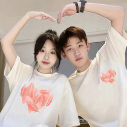 커플 데이트, 사진을 찍고 창의적인 짧은 슬리브 티셔츠 여름 사랑 한국 여성 복장과 캐주얼 탑을 확인하십시오.