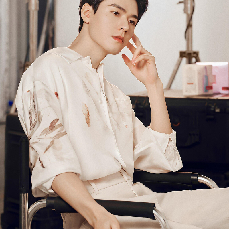 Gong Jun's Same Style Off-White Satin Shirt with Plant Dyeing, Men's High-End Casual Versatile Long-Sleeve Shirt