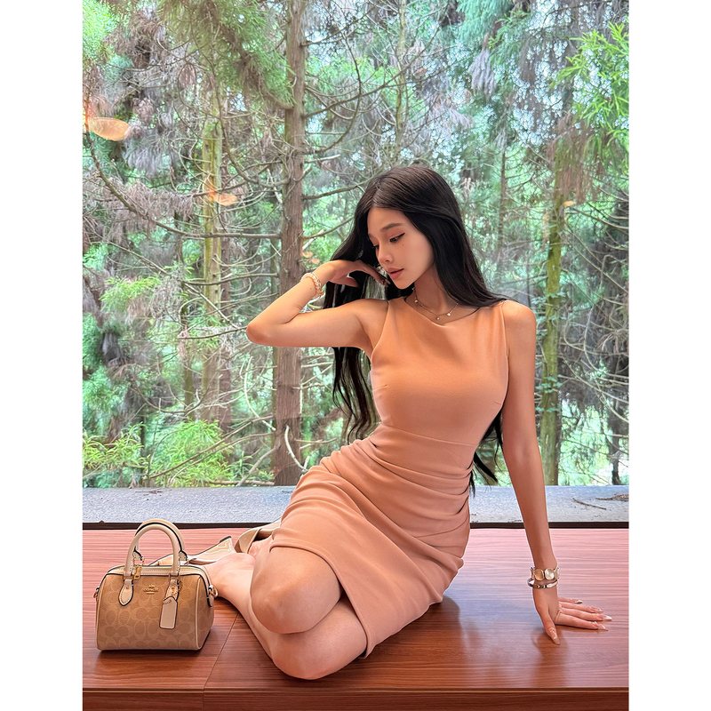 Slightly Spicy, No Ice Added, Sleeveless Sexy Knitted Rachel Dress for Women, Autumn High-End Slim-Fit Waist-Cinching Elegant Bodycon Dress Slightly Spicy, No Ice Added, Sleeveless Sexy Knitted Rachel Dress for Women, Autumn High-End Slim-Fit Waist-Cinching Elegant Bodycon Dress