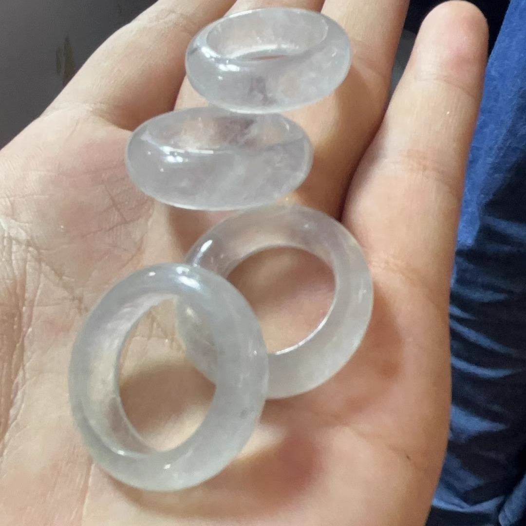 璀璨绿韵:解读帝王绿冰种玉镯的奥秘