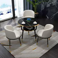 Молочно-белый, один стол и три стула, черная столешница.