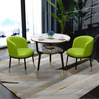 Зеленый один стол и два стула