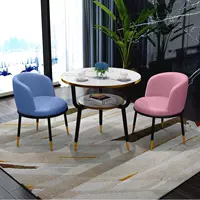 Голубой + розовый можно свободно сочетать с цветами. Один стол и два стула