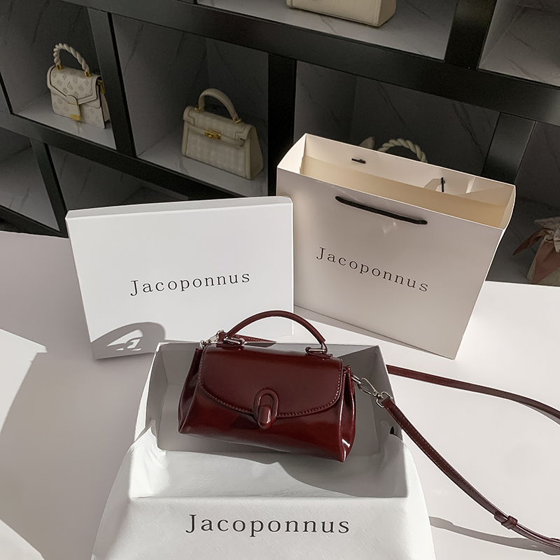 2026 New Niche Red Handbag Genuine Leather Unique Design Fashionable High-End Light Luxury Shoulder Crossbody Bag 2026 New Niche Red Handbag Genuine Leather Unique Design Fashionable High-End Light Luxury Shoulder Crossbody Bag
