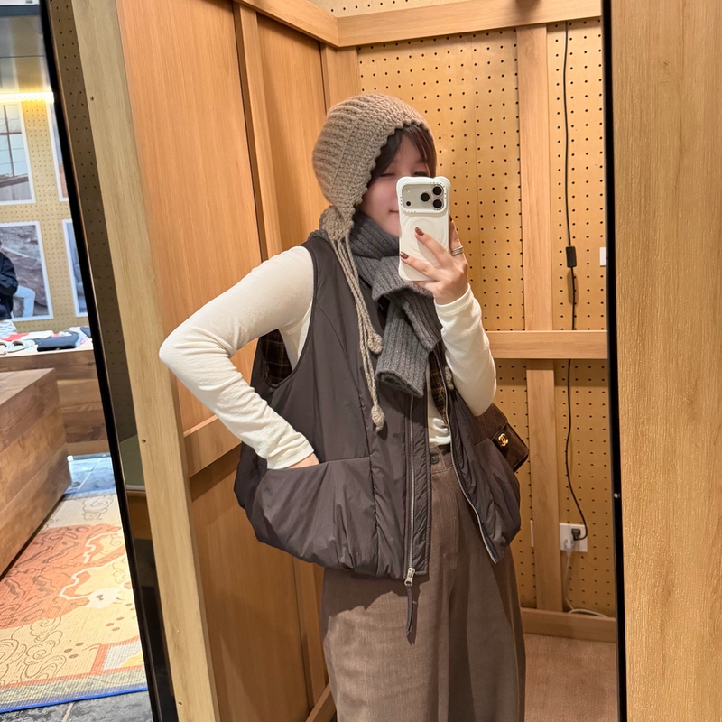 Heart's Favorite: Japanese Imported Anti-Wrinkle, Water-Repellent, Thickened, Warm, Lightweight, Bud-Shaped Sleeveless Zipper Vest for Women Heart's Favorite: Japanese Imported Anti-Wrinkle, Water-Repellent, Thickened, Warm, Lightweight, Bud-Shaped Sleeveless Zipper Vest for Women