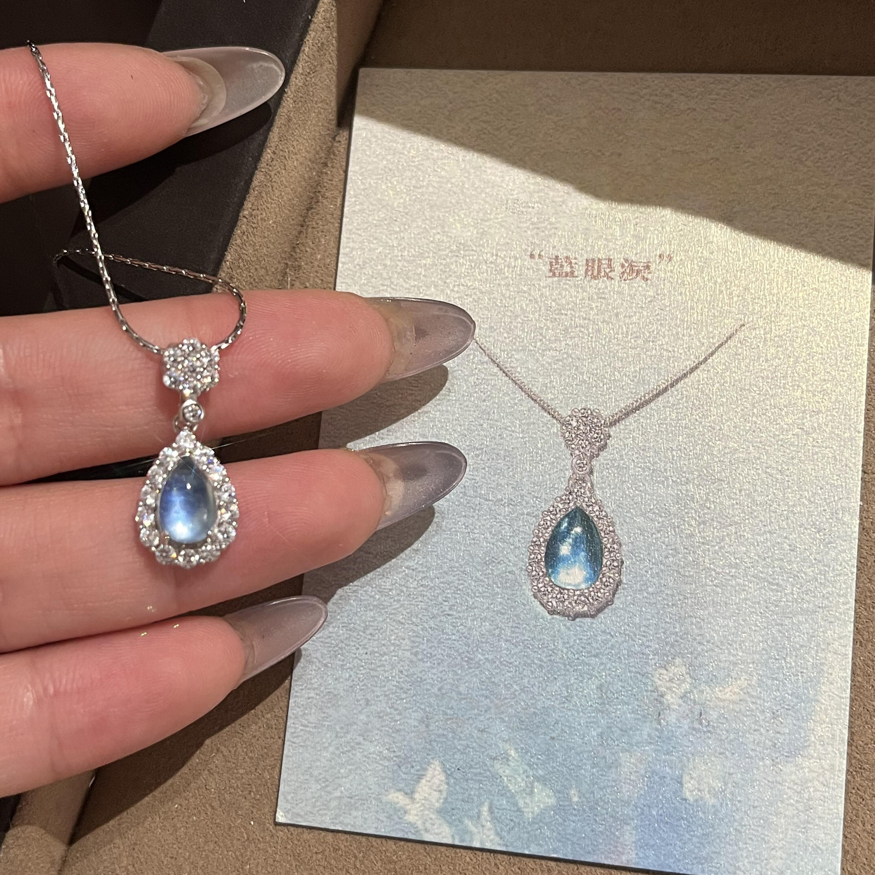 豪華なフルダイヤモンドのブルーのティアドロップネックレスに、優美で可愛らしいアクアマリンのティアドロップチョーカーを組み合わせた、彼女への誕生日プレゼントにぴったりのアイテムです。