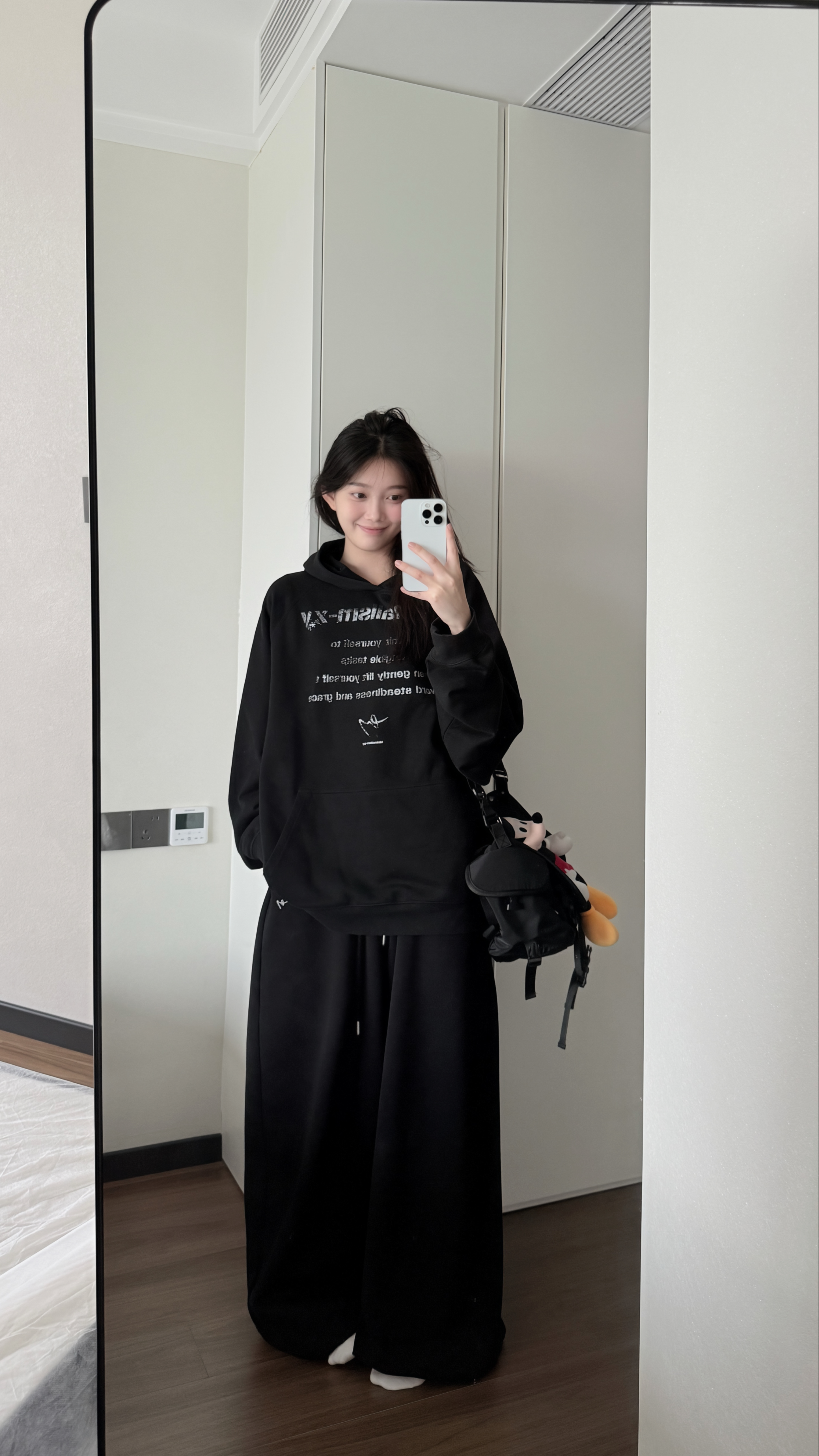 轻奢级压凸字母卫衣：青年秋冬衣橱的新宠