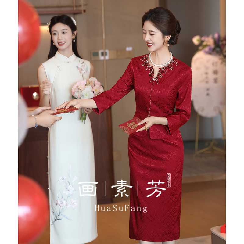 Elegant and Luxurious Wedding Banquet Dress for Mother-In-Law 2026, Noble and Youthful Style, Fashionable Long-Sleeve Qipao for Mom