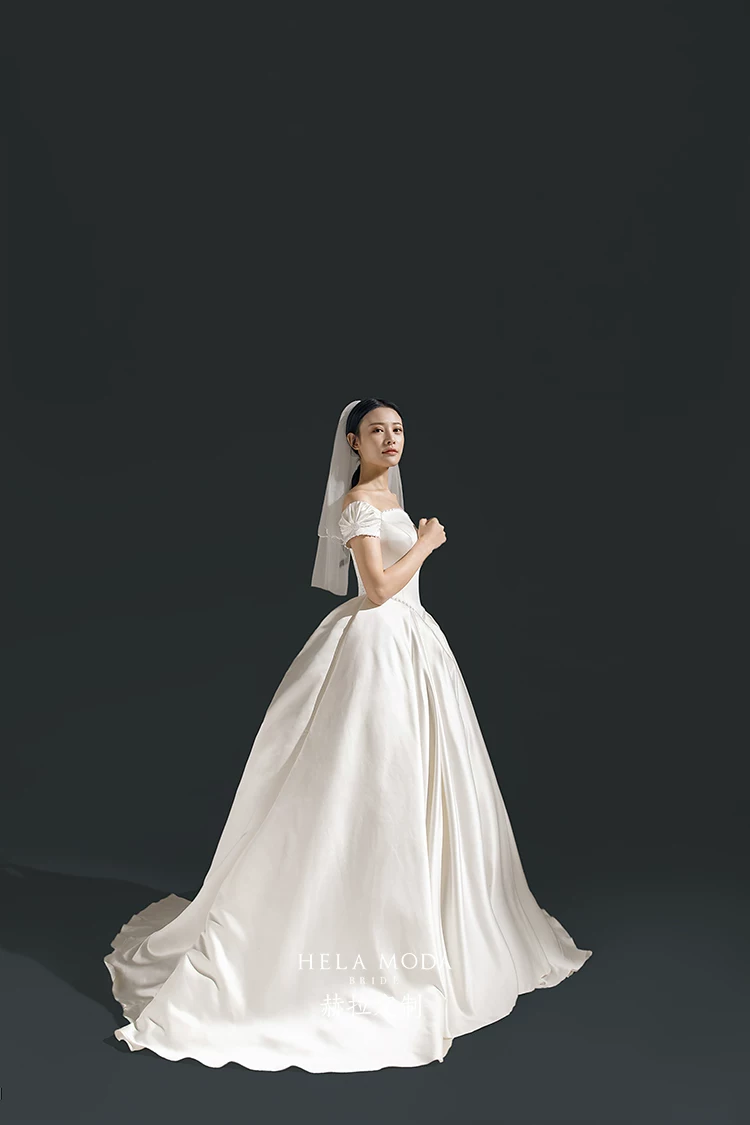 赫拉定制 2022 Original "West Window Candle" retro court, shoulder pearl is thin and big drag -tail main wedding dress