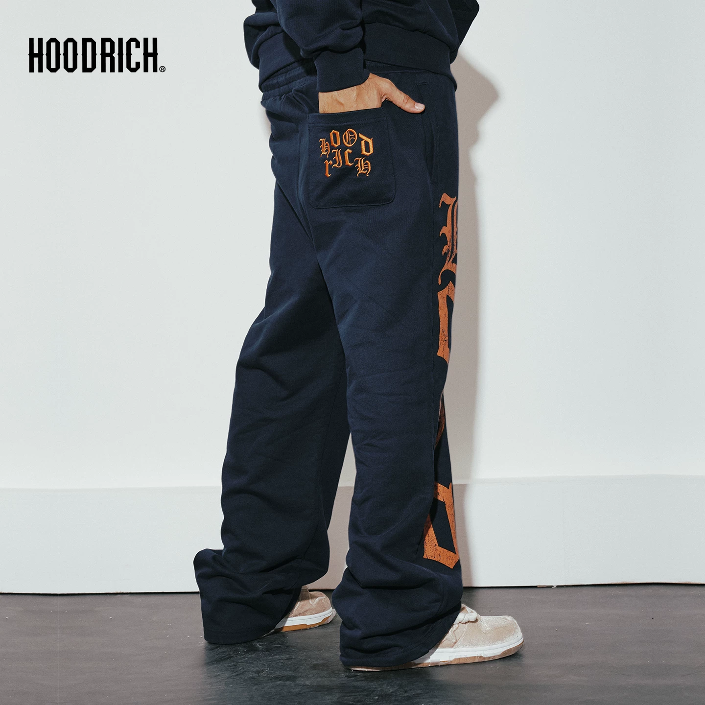 Стильные брюки HOODRICH оранжевого цвета для демисезона, свободный прямой покрой