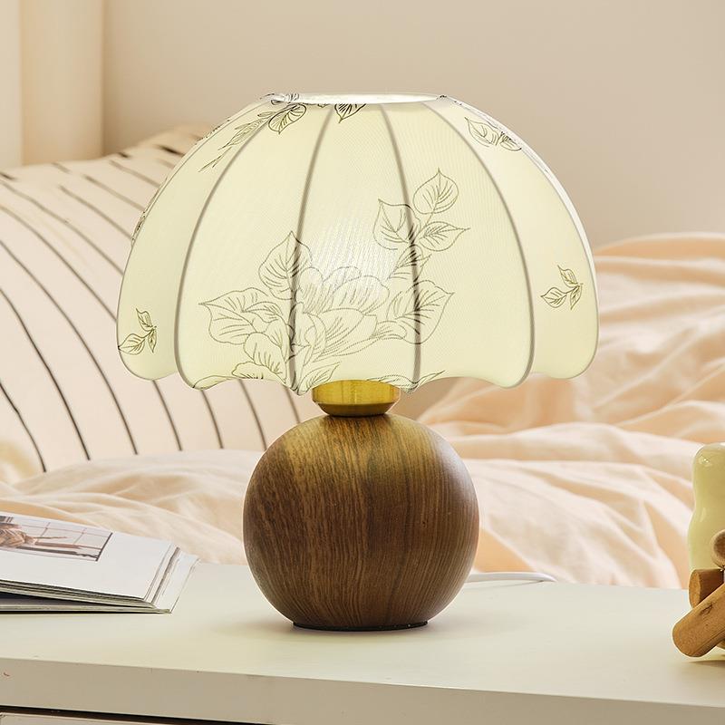 Creative French-Style Ceramic Table Lamp with Vintage Patterns, Suitable for Guesthouses, Bedroom Bedside Lamps, Living Room Decorative Table Lamps, and Desktop Ornaments Creative French-Style Ceramic Table Lamp with Vintage Patterns, Suitable for Guesthouses, Bedroom Bedside Lamps, Living Room Decorative Table Lamps, and Desktop Ornaments