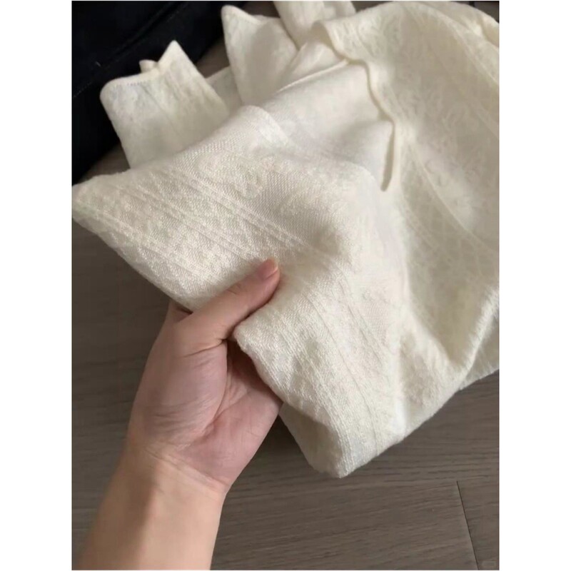 Off-White V-Neck Jacquard Knit Base Sweater for Women, New Autumn Style, Versatile and Age-Reducing, Long-Sleeve Top Off-White V-Neck Jacquard Knit Base Sweater for Women, New Autumn Style, Versatile and Age-Reducing, Long-Sleeve Top