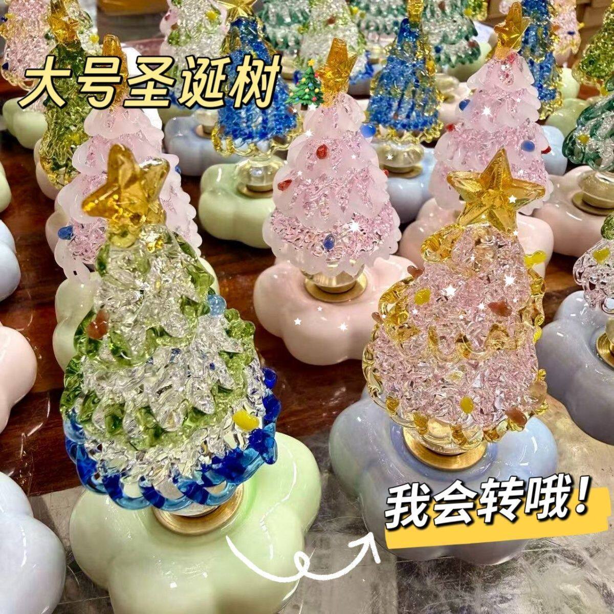 景徳鎮の桃陽新村発祥の人気でスタイリッシュな卓上オーナメント、回転式ガラス製クリスマスツリー。ギフトにも最適です。