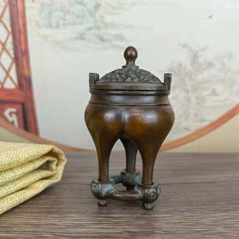 Antiques and miscellaneous old 129 antique second-hand goods dong copper three-legged double-ear stove ornaments wrapped with pulp and mellow copper old objects collection