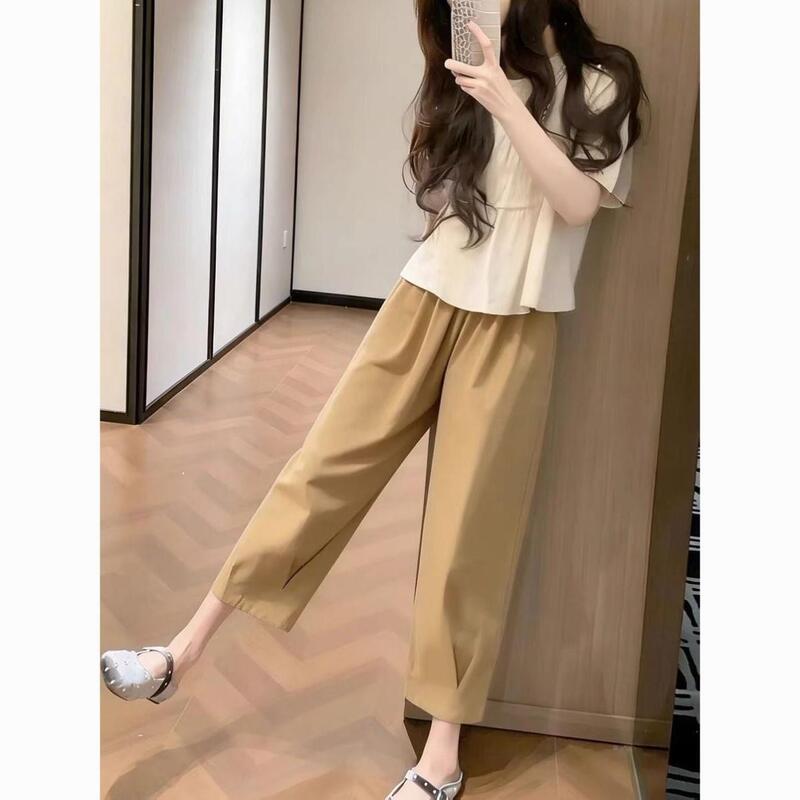 Outfits for Petite People in Summer: a Complete Set of Casual Bubble-Style Tops and Khaki Pants, a Two-Piece Spring Outfit Outfits for Petite People in Summer: a Complete Set of Casual Bubble-Style Tops and Khaki Pants, a Two-Piece Spring Outfit