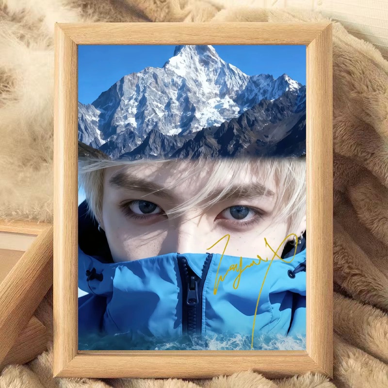Zhu Zhixin's Autographed Photo with Wooden Frame for Display, a Gift for Best Friends and Fans, Birthday Present, Fan Collection Zhu Zhixin's Autographed Photo with Wooden Frame for Display, a Gift for Best Friends and Fans, Birthday Present, Fan Collection