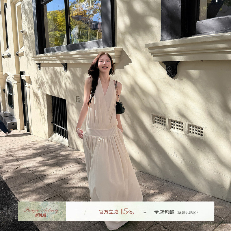 For Jie Shijie, a Designer of the Brand, the "Relaxed and Flowing" Design Features a V-Neck, Ruched Waist, and Halter Neck Long Dress for Women in Early Autumn For Jie Shijie, a Designer of the Brand, the "Relaxed and Flowing" Design Features a V-Neck, Ruched Waist, and Halter Neck Long Dress for Women in Early Autumn