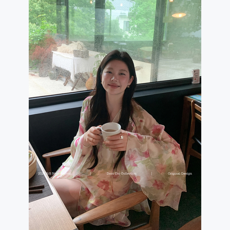 Dcccdic Chen Dian Dian's'Baisi Beauty' French-Style Chiffon Blouse with Ruffled Bell Sleeves for Summer Dcccdic Chen Dian Dian's'Baisi Beauty' French-Style Chiffon Blouse with Ruffled Bell Sleeves for Summer