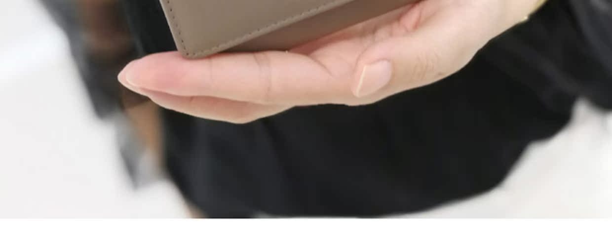 Phiên bản tiếng Hàn của lớp da đầu tiên dành cho nữ danh thiếp ví đựng thẻ charles and keith