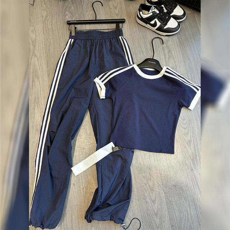 In Summer, Wear a Complete Set of Fashionable and Eye-Catching Dark Blue Striped Short-Sleeved T-Shirt and Cargo Pants Set for Petite People to Look Taller