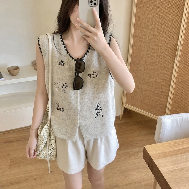 Knitted Vest Women's Cardigan 2026 Summer Gray Large V-Neck Sleeveless Embroidered Loose Thin Japanese Style Casual Outerwear