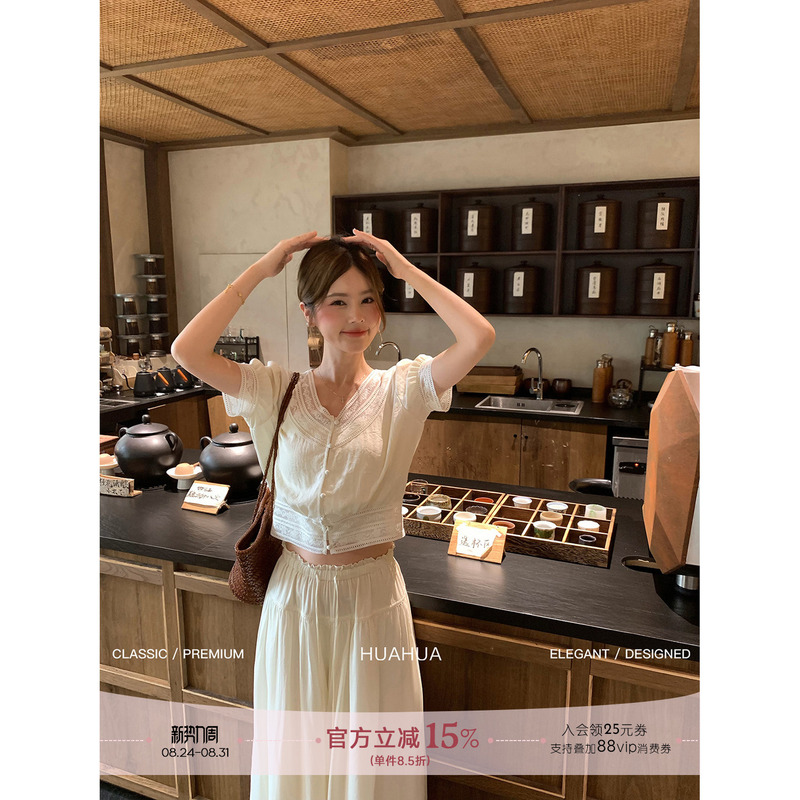 【Flower Flower】Cold Brew White Tea~ Korean Style Simple and Elegant Heavy Lace Splicing V-Neck Short Top for Summer