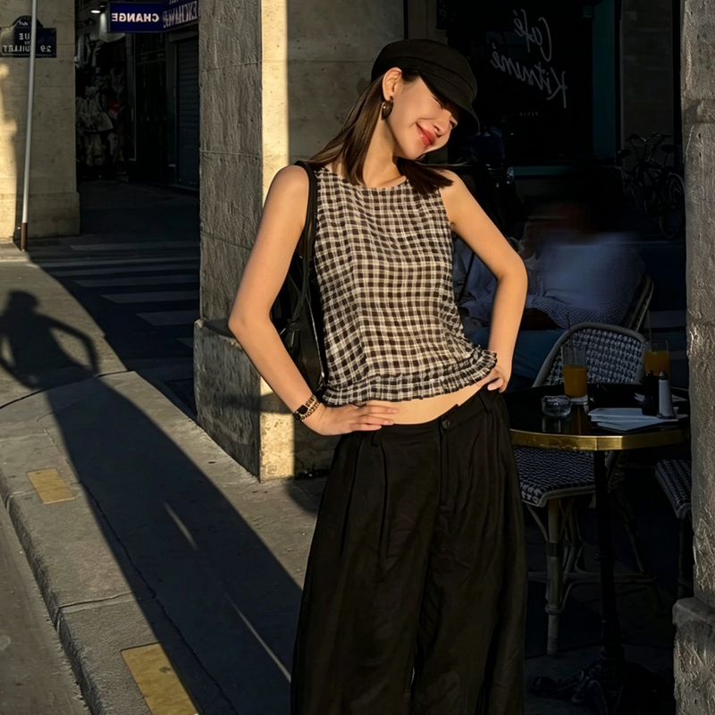 Retro French Black and White Plaid Sleeveless Vest for Women to Wear in Summer, Slim Fit and Slimming Design, Plaid Round Neck Top