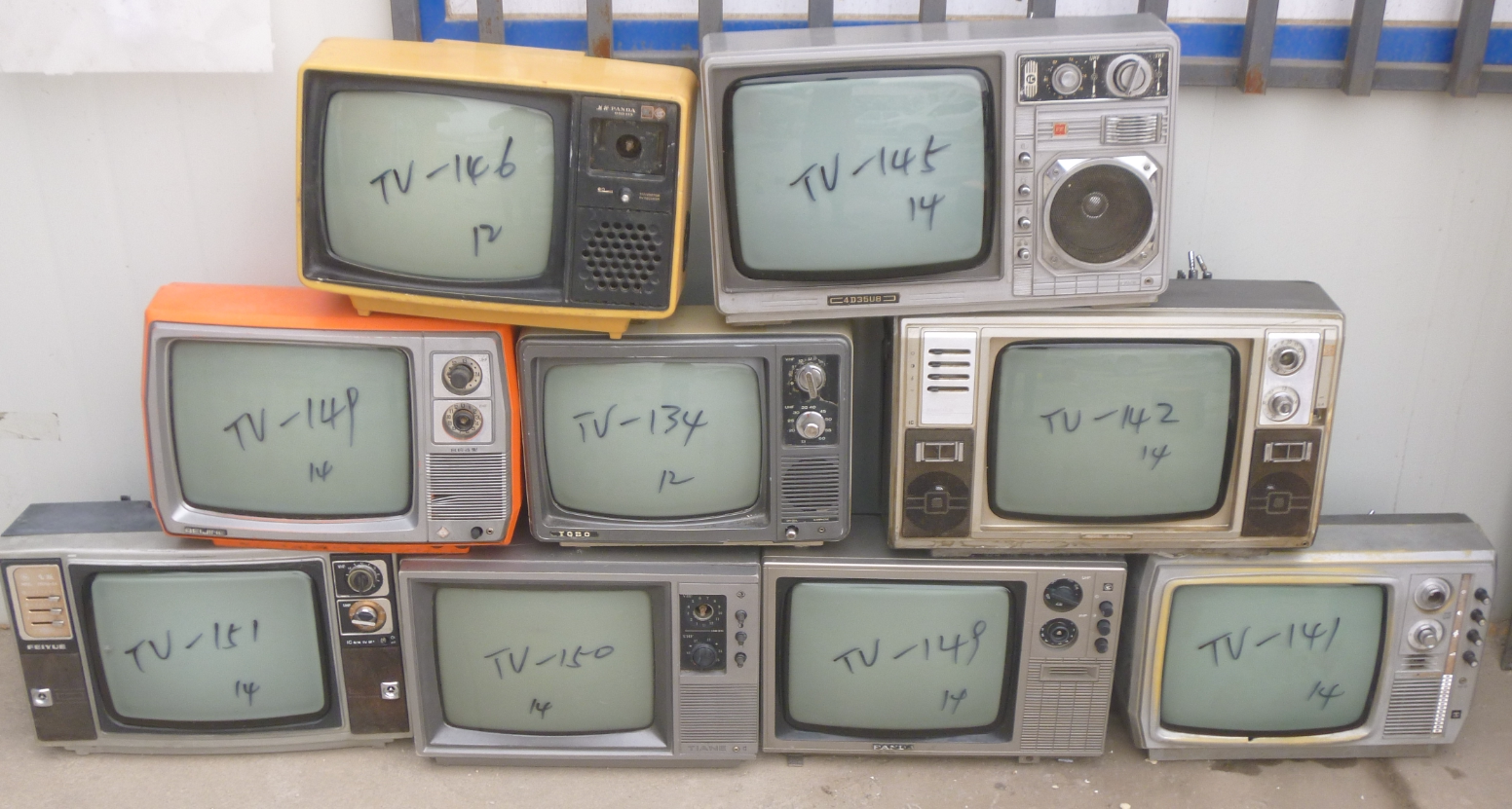 Hot sell old - fashioned black and white TV classic nostalgia set up film and television props antique collection of old objects