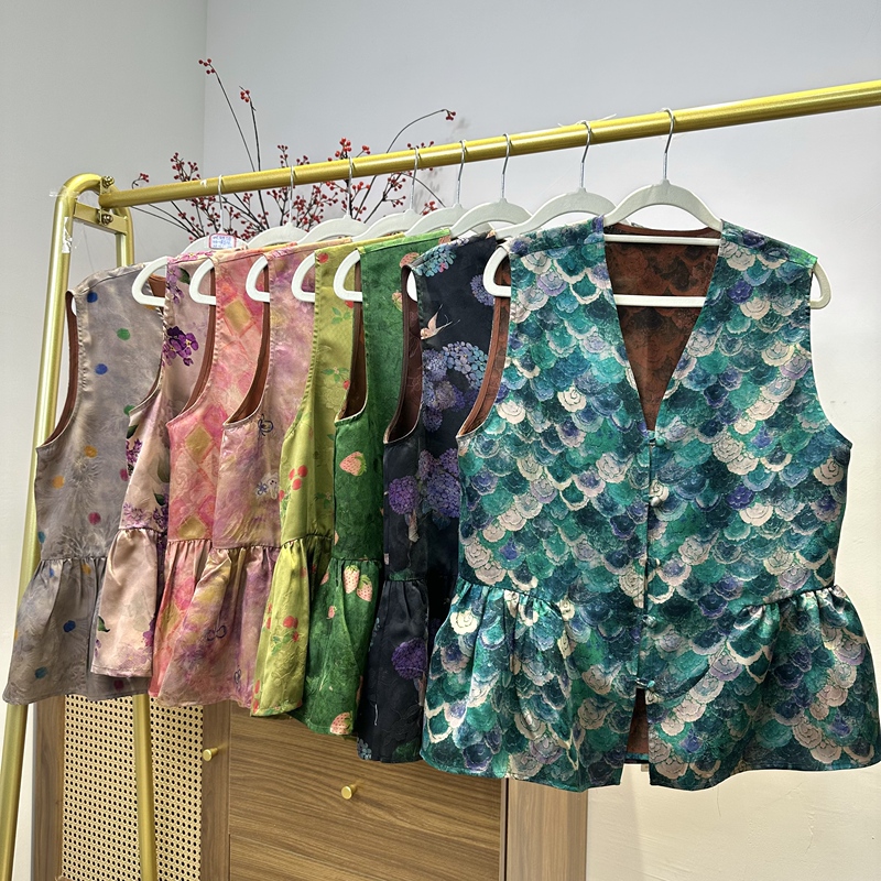 【100% Mulberry Silk】Silk Brocade Deep V-Neck Five-Button Vest, Xiangyun Silk New Chinese Style Sleeveless Top for Summer 【100% Mulberry Silk】Silk Brocade Deep V-Neck Five-Button Vest, Xiangyun Silk New Chinese Style Sleeveless Top for Summer