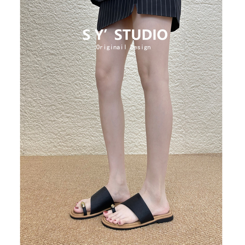 Flat Slippers for Women 2026 Summer Outdoor Wear Holiday Style Woven Strap Anti-Slip Metal Decorative Flip-Flops