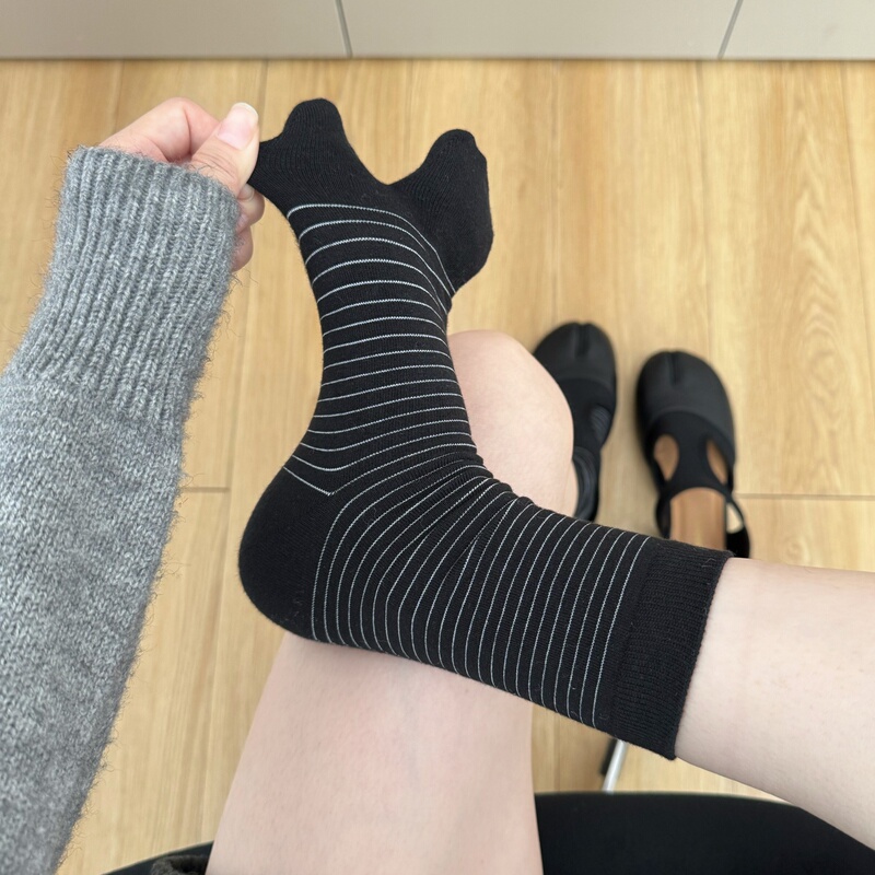 Striped Mid-Tube Split-Toe Socks for Women, Autumn and Winter Trendy Minimalist Versatile Two-Toe Socks Paired with Margiela Flat Tabi Shoes Striped Mid-Tube Split-Toe Socks for Women, Autumn and Winter Trendy Minimalist Versatile Two-Toe Socks Paired with Margiela Flat Tabi Shoes